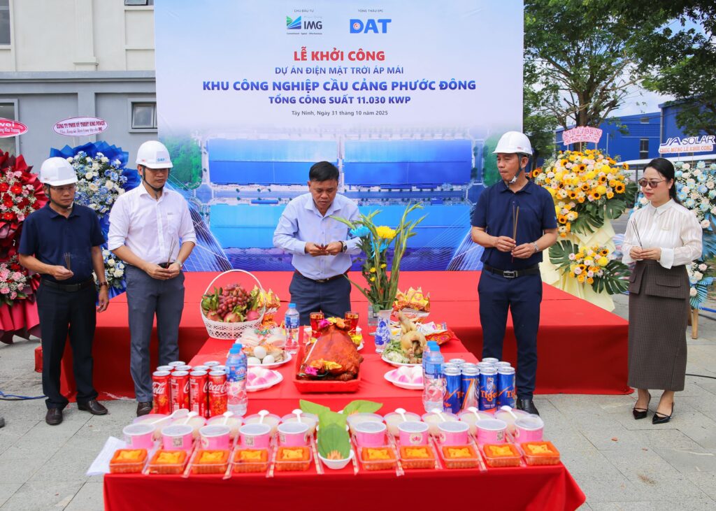 Đại diện các bên thực hiện nghi thức cúng lễ khởi công